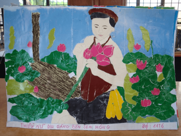 Bức tranh xé dán phụ nữ Việt bên hoa sen rất đặc sắc mà bạn có thể tự làm đơn giản.