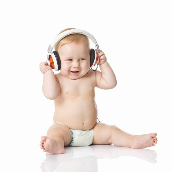 tranh em bé tai nghe