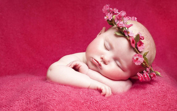 tranh em bé ngủ đeo vòng hoa
