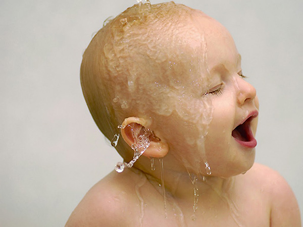 tranh em bé đang tắm