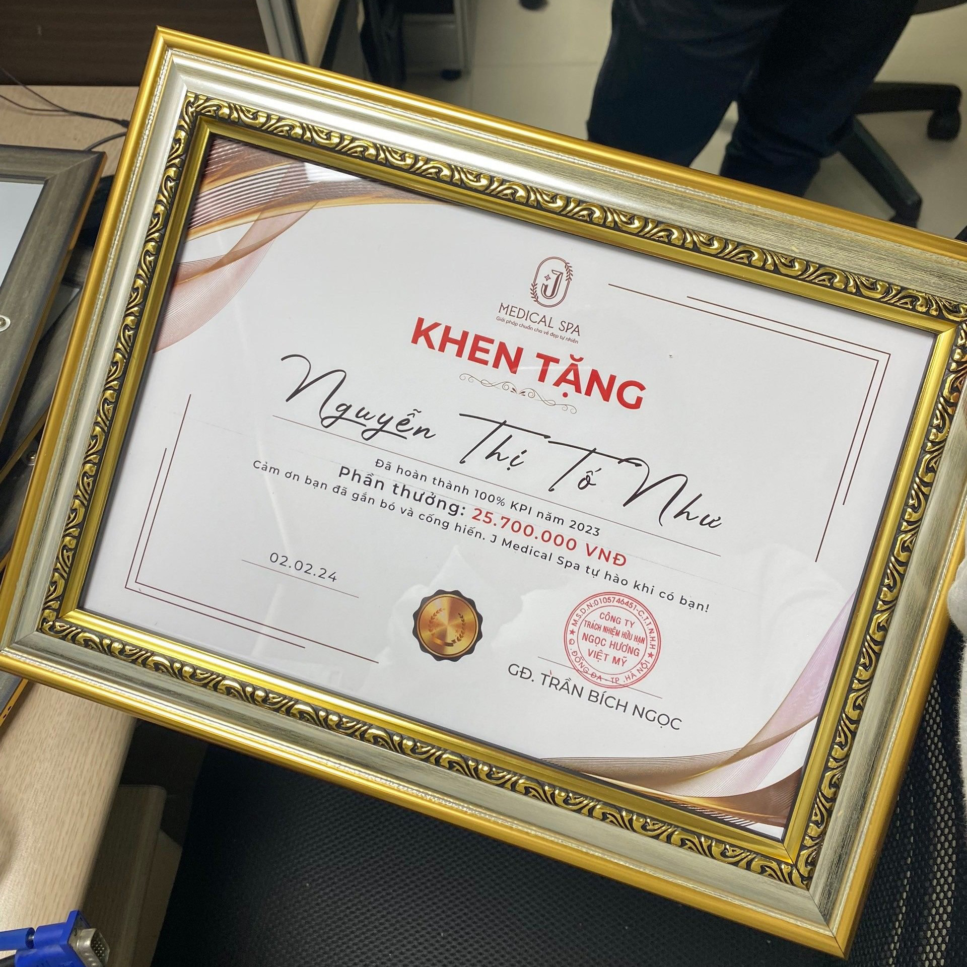 Khung bằng khen màu bạc trang trọng BK04 1 Khung bằng khen màu bạc trang trọng BK04