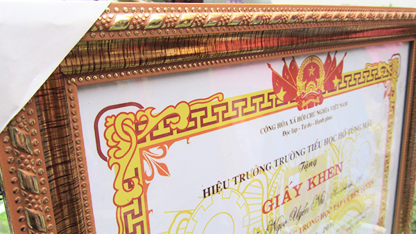 Khung bằng khen A3/A4 hoa văn trám vàng đồng BK01 8 khung bang khen BK01 3