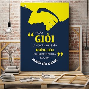 Tranh động lực Người giỏi là người giúp kẻ yếu đứng lên VP01680