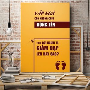 Tranh động lực Vấp ngã còn không chịu đứng lên tính đợi người ta giẫm đạp lên hay sao VP01896